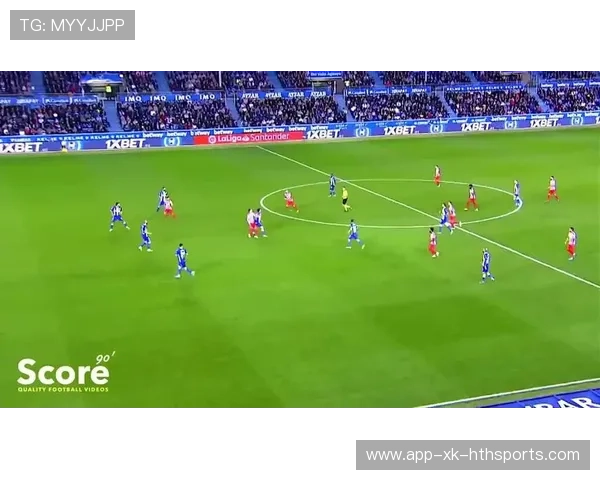 巴塞罗那通过无球跑动牵扯空间,短传配合见效